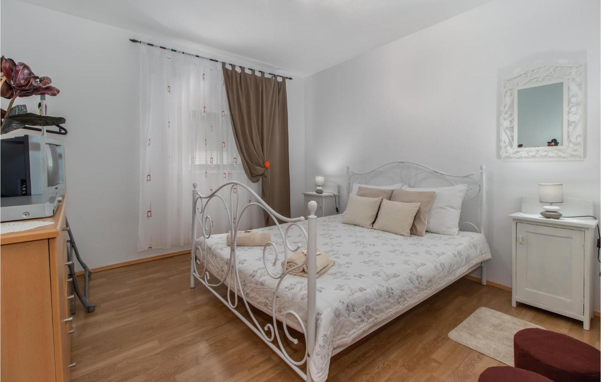 Nice Apartment In Smrika With Kitchen Εξωτερικό φωτογραφία